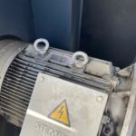 Moteur Siemens avec étiquette de danger