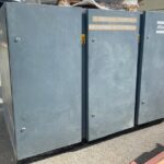 Machine Atlas Copco, trois unités, étiquette d'avertissement