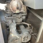 Moteur industriel avec tuyaux et câbles